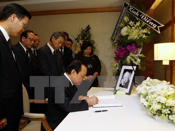 Руководители г.Хошимина почтили память покойного премьера-министра Сингапура Ли Куан Ю - ảnh 1